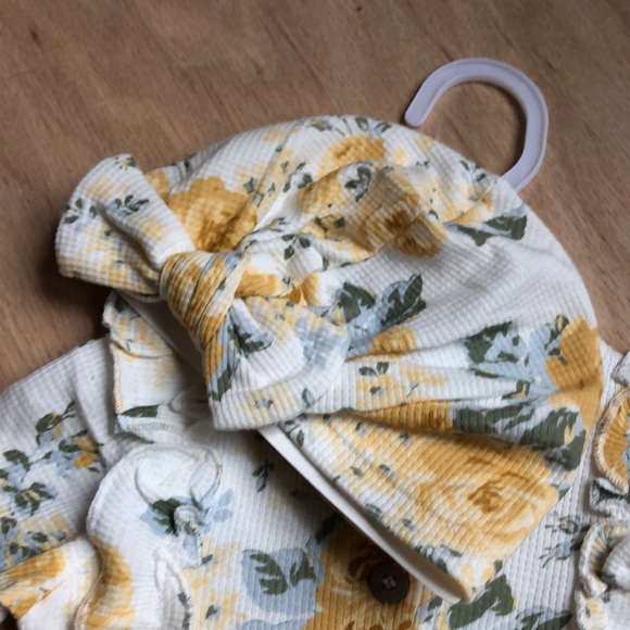 Floral baby jumpsuit romper onesie with hat - Picture 3 of 3